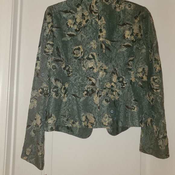 Suit - Picture 2 of 3